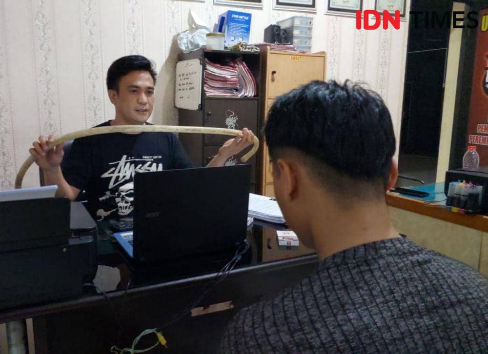 Tersangka M Arya Yudha Wicaksono menjalani pemeriksaan oleh petugas Unit PPA Satreskrim Polresta Bandar Lampung. (IDN Times/Tama Yudha Wiguna).