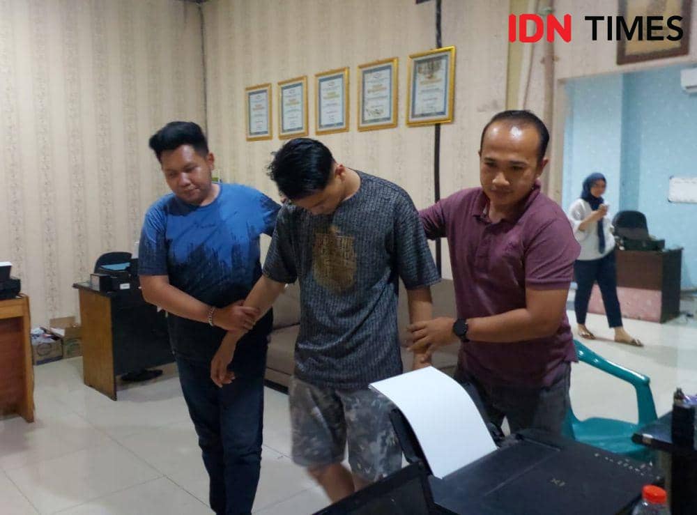Tersangka M Arya Yudha Wicaksono menjalani pemeriksaan oleh petugas Unit PPA Satreskrim Polresta Bandar Lampung. (IDN Times/Tama Yudha Wiguna).