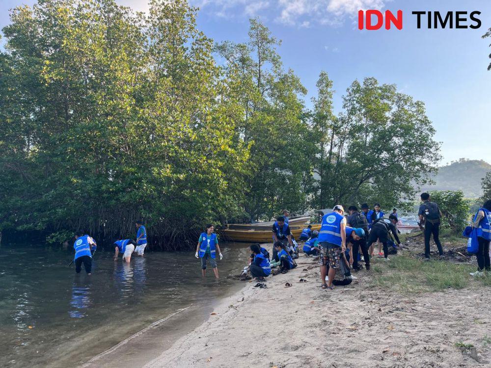 Jaga Lingkungan, AQUA dan Pandawara Pungut Sampah di Laut Labuan Bajo