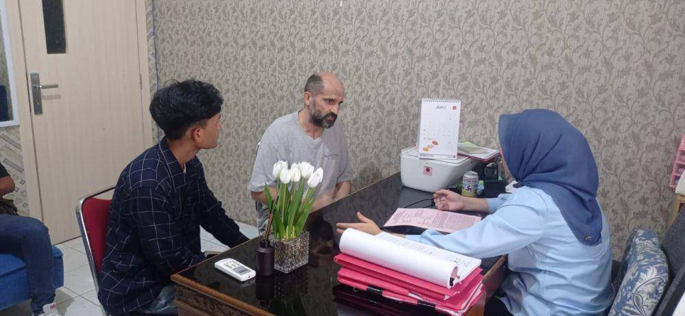 WNA asal Rusia Vladimir Kasarski tersangka kasus pembobol ATM di Sumsel (Dok: Kejati Sumsel)