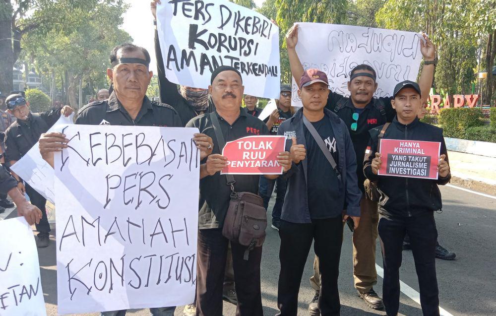 Tolak RUU Penyiaran, Puluhan Wartawan Jalan Mundur Datangi DPRD Ngawi