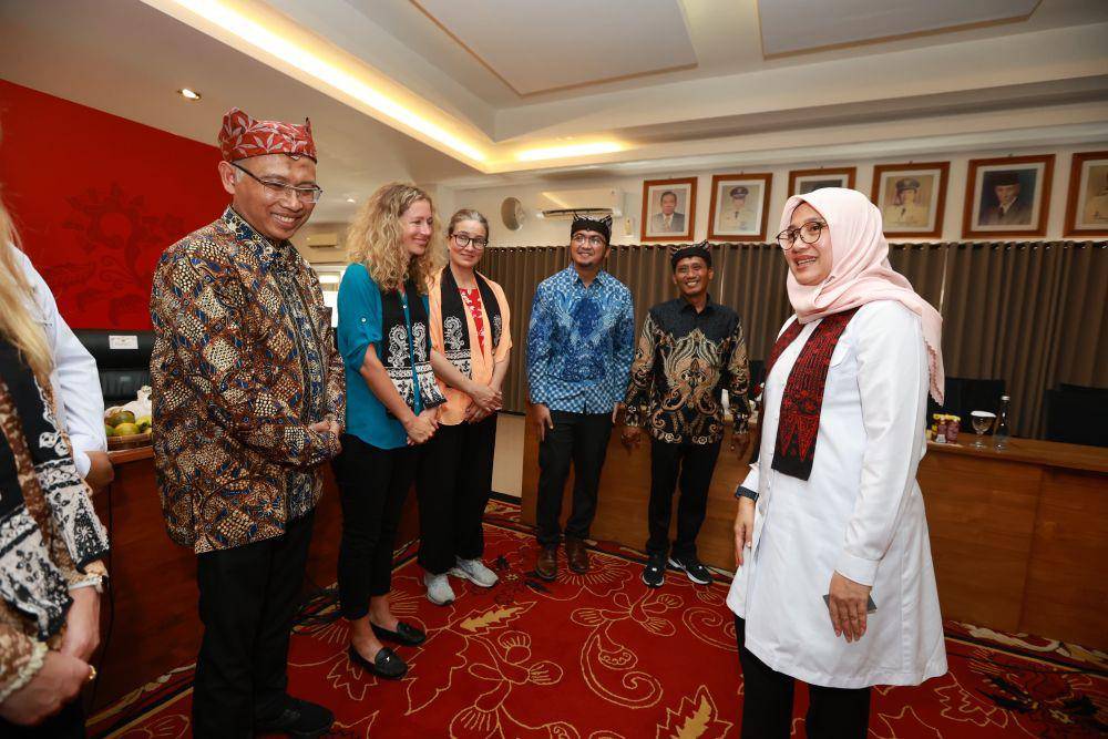 Pemkab Banyuwangi menjalin kerja sama dengan PT Solusi Bangun Indonesia Tbk (SBI), anak usaha PT Semen Indonesia (Persero) Tbk melakukan berbagai langkah pengolahan sampah. (dok. Humas Pemkab Banyuwangi)