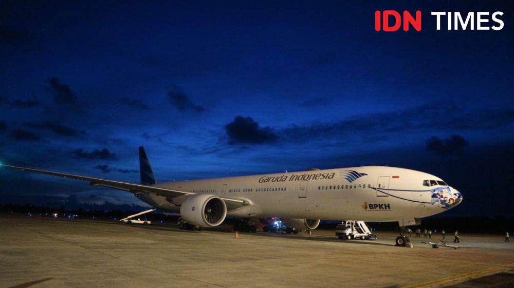Pesawat Boeing 777-300ER yang mengangkut jemaah haji kloter 16 Embarkasi Padang dari Bandara Internasional Minangkabau, Kamis (30/5/2024). (IDN Times/Dheri Agriesta).