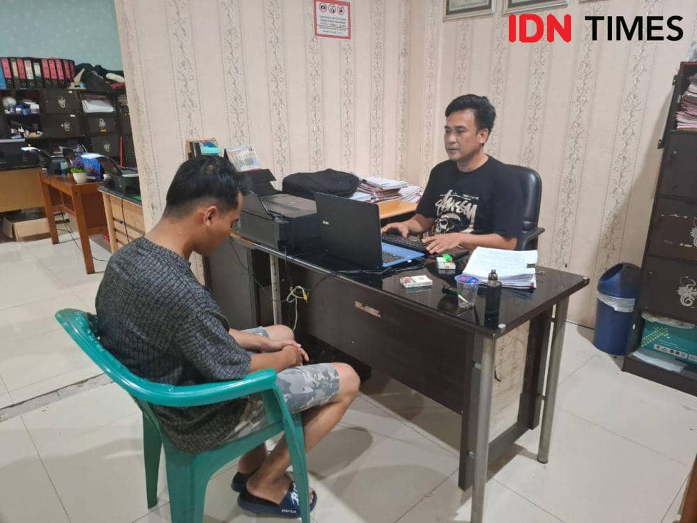 Tersangka M Arya Yudha Wicaksono menjalani pemeriksaan oleh petugas Unit PPA Satreskrim Polresta Bandar Lampung. (IDN Times/Tama Yudha Wiguna).