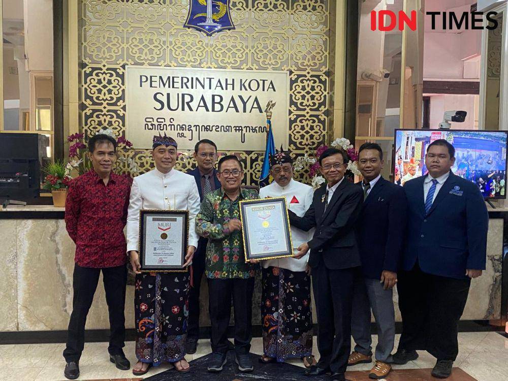 Pemkot Surabaya dan Peradi saat mendapat rekor dari MURI atas pembentukan pos lelayanan hukum terbanyak, Jumat (31/5/2024). (IDN Times/Khusnul Hasana)