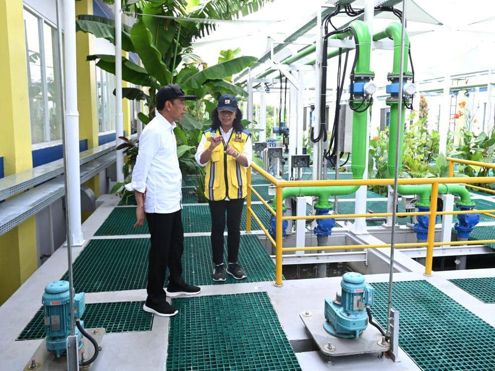 Jokowi saat mendengarkan sistem kerja SPALDT Kota Pekanbaru, yang dijelaskan oleh petugas (IDN Times/ dok biro pers sekretariat presiden)