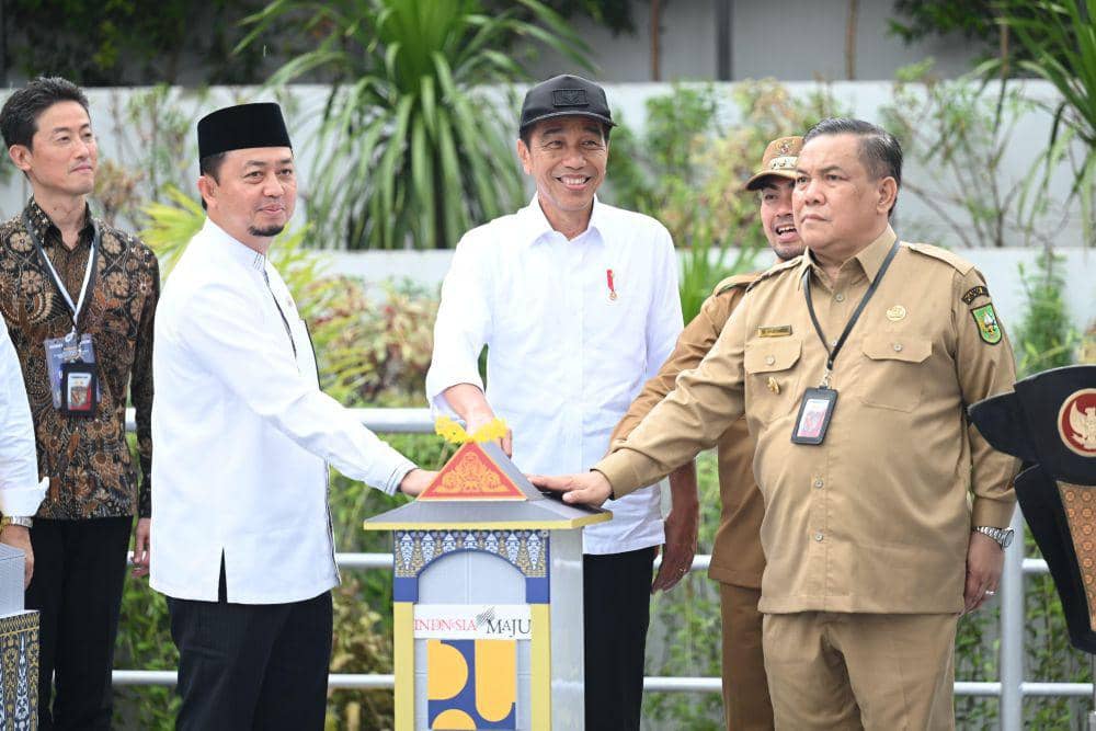 Usai dari Jalan Tol, Jokowi Resmikan Proyek SPALDT di Pekanbaru