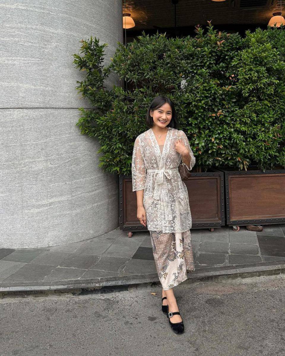 outfit lace untuk kondangan ala Jesica Ceren (instagram.com/jesicaceren)