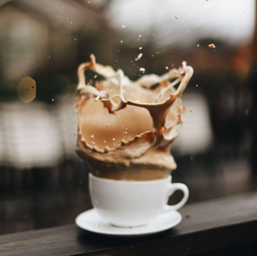 Ilustrasi latte art tumpah (unsplash.com/labitha turner)