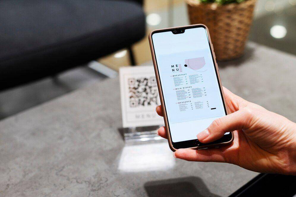 Ilustrasi orang sednag bermain handphone (freepik.com)