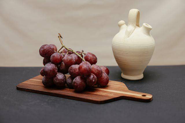 ilustrasi anggur di atas talenan kayu (pexels.com/Cup of  Couple)