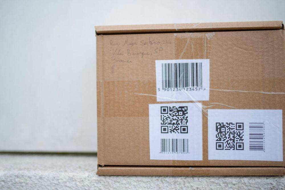 ilustrasi barang berisi barcode dan QR code (Pexels.com/Kampus Production)