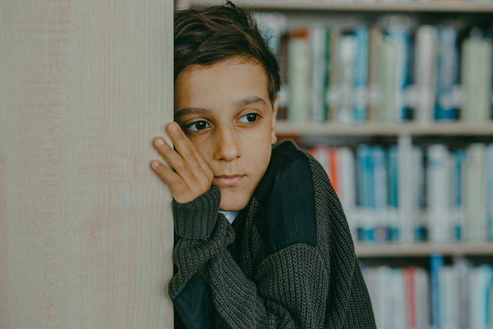 ilustrasi anak cemberut (pexels.com/Mikhail Nilov)