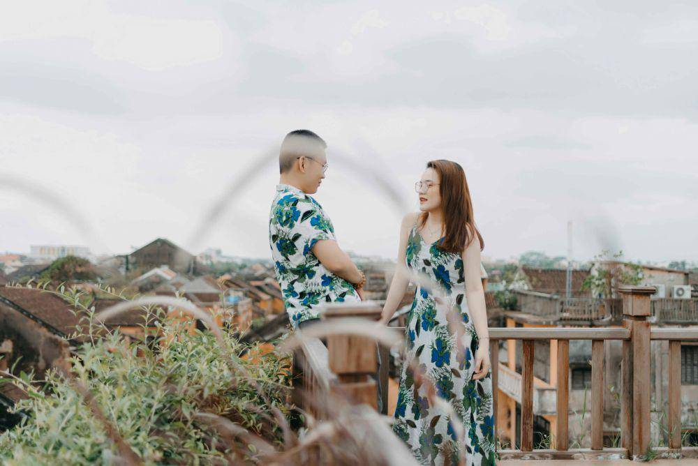 ilustrasi sepasang suami istri sedang berfoto di rooftop (pexels.com/Trần Long)