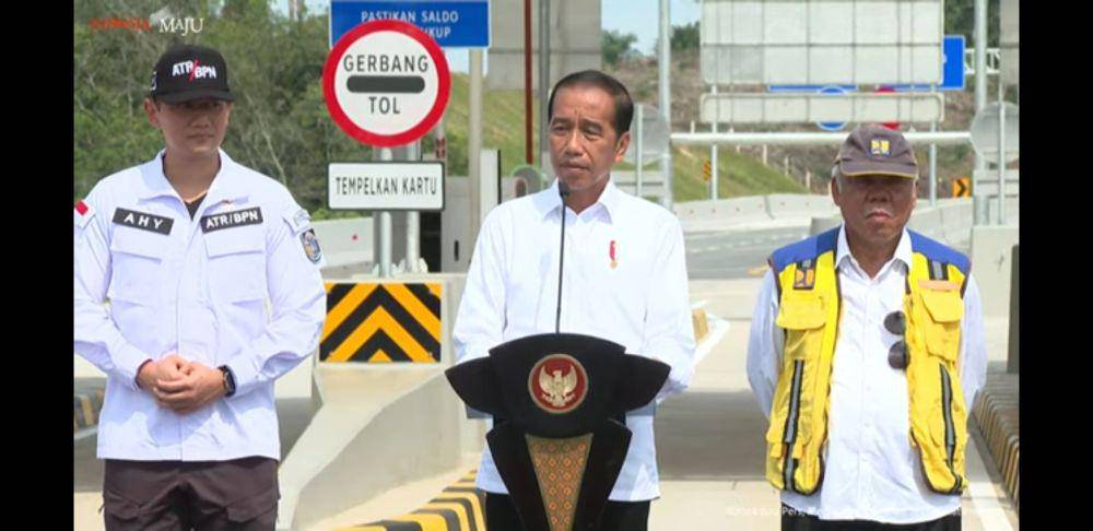 Didampingi AHY dan Basuki, Jokowi juga meresmikan Inpres Jalan Daerah di Provinsi Riau (IDN Times/ dok sekretariat presiden)