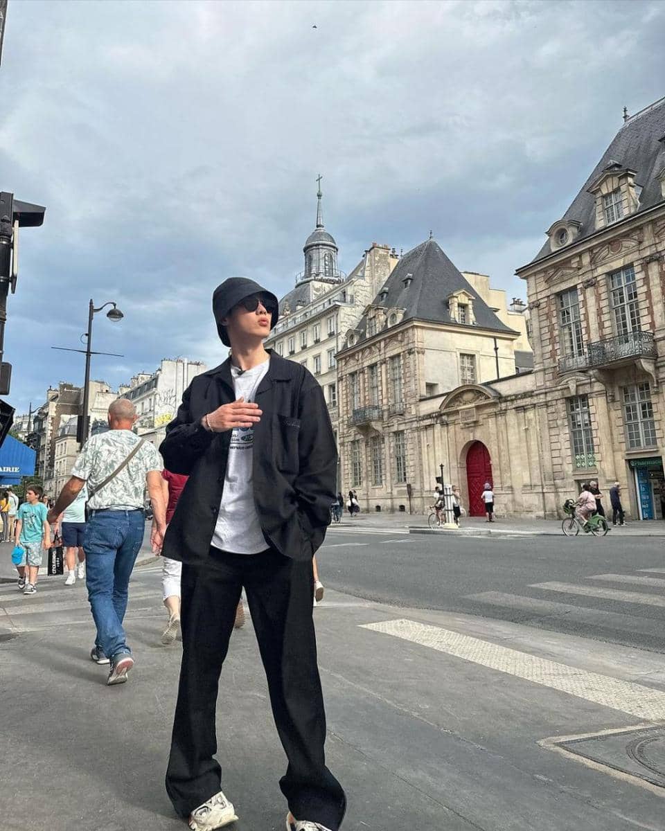 outfit traveling ala Kun WayV (instagram.com/kun11xd)