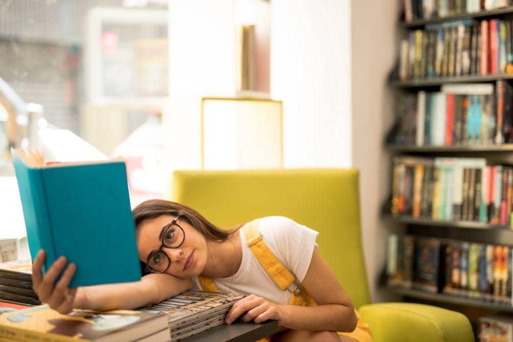 Ilustrasi wanita sedang membaca buku (freepik.com/freepik)