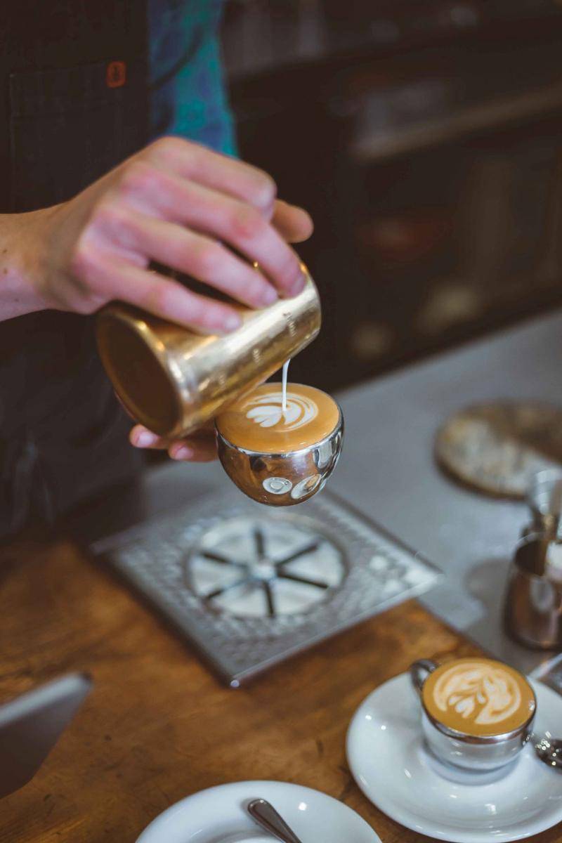 Ilustrasi latte art saat dituang (unsplash.com/Andrew Valdiva)