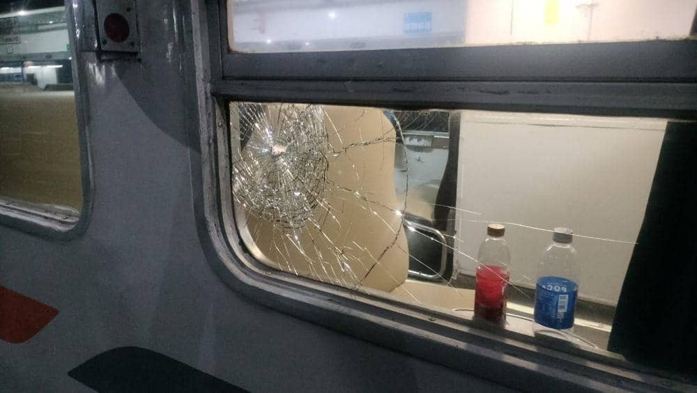 Perusakan kaca jendela Kereta Api Pasundan di Stasiun Surabaya Pasar Turi. (Dok. Humas KAI Daop 8 Surabaya)