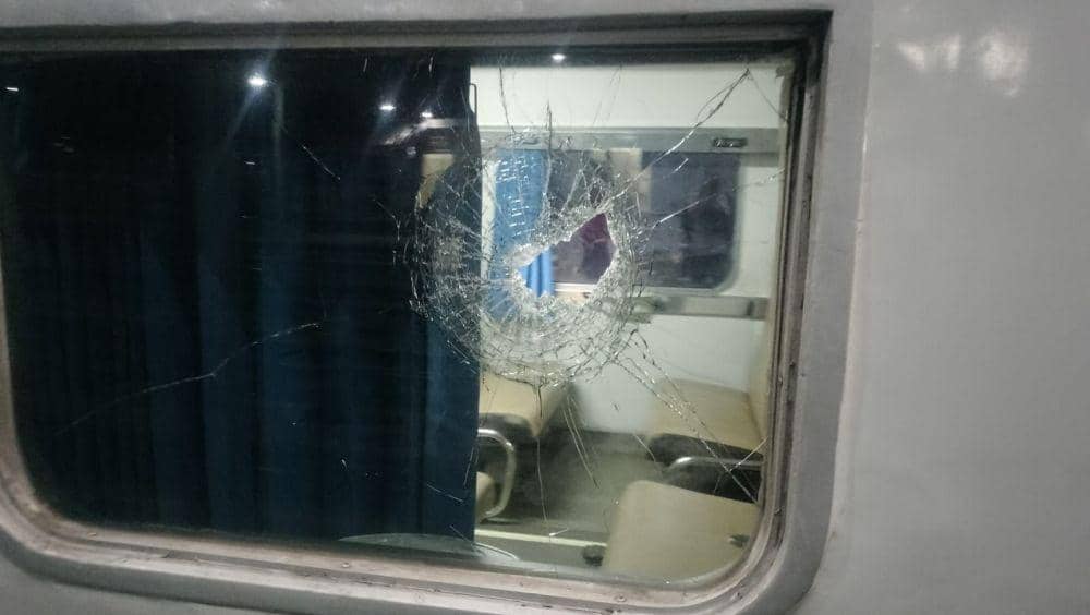 Perusakan kaca jendela Kereta Api Pasundan di Stasiun Surabaya Pasar Turi. (Dok. Humas KAI Daop 8 Surabaya)