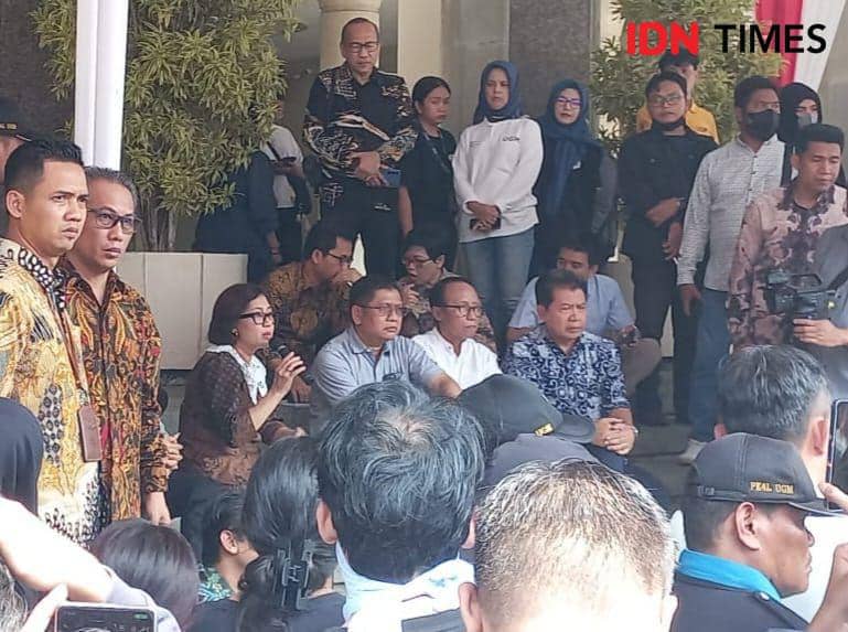 Rektor Univeristas Gadjah Mada (UGM), Prof. Ova Emilia menemui Aliansi Mahasiswa UGM yang menggelar aksi di Balairung UGM, Jumat (31/5/2024) siang. (IDNTimes/Yoge  Fadilla)