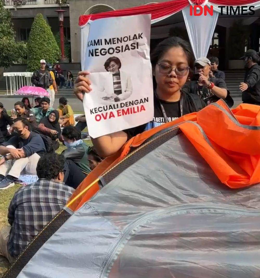 Rektorat Universitas Gadjah Mada (UGM) membubarkan mahasiswa yang menggelar aksi dengan mendirikan tenda di halaman Balairung UGM, (IDNTimes/Herlambang Jati)