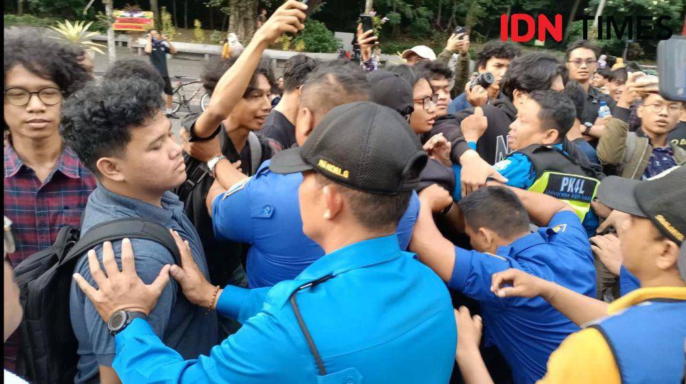 Pembubaran aksi mahasiswa Universitas Gadjah Mada (UGM) di halaman Balairung sempat diwarnai aksi saling dorong antara mahasiswa dan petugas Pusat Keamanan Keselamatan Kesehatan Kerja dan Lingkungan (PK4L) UGM, (IDNTimes/Herlambang Jati)