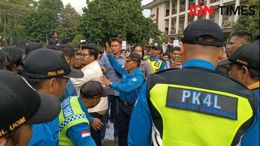 Pembubaran aksi mahasiswa Universitas Gadjah Mada (UGM) di halaman Balairung sempat diwarnai aksi saling dorong antara mahasiswa dan petugas Pusat Keamanan Keselamatan Kesehatan Kerja dan Lingkungan (PK4L) UGM, (IDNTimes/Herlambang Jati)