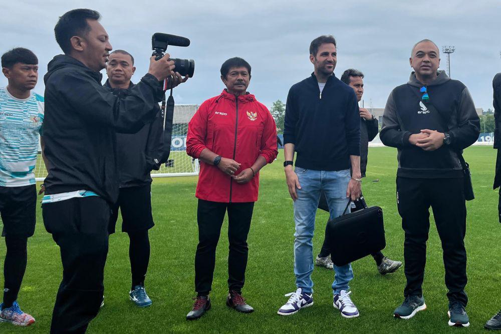 Cesc Fabregas Sambangi Latihan Timnas Indonesia U-20 di Como