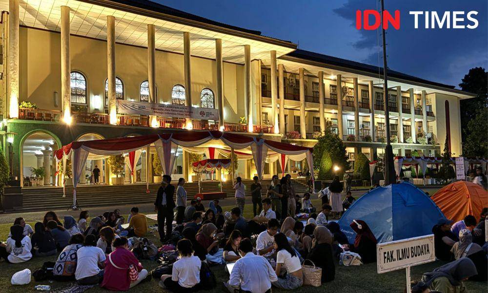 Sekitar 150an mahasiswa UGM bertahan di Halaman Balairung. (IDN Times/Herlambang Jati)