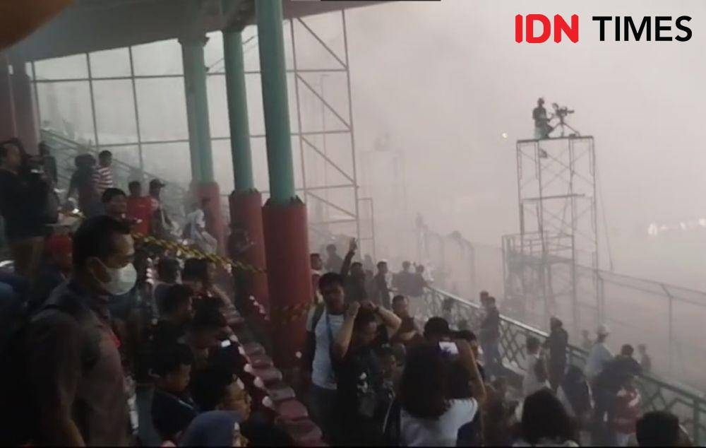 Flare menyala saat perayaan kemenangan Persib lawan Madura United pada Jumat (31/5/2024). (IDN Times/Sandy Firdaus)