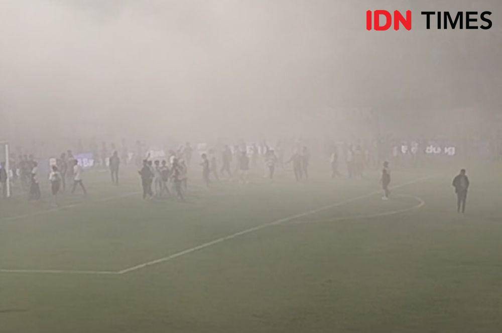 Flare menyala saat perayaan kemenangan Persib lawan Madura United pada Jumat (31/5/2024). (IDN Times/Sandy Firdaus)