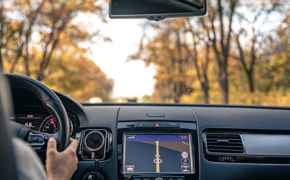 Ilustrasi berkendara dengan gps (freepik.com)
