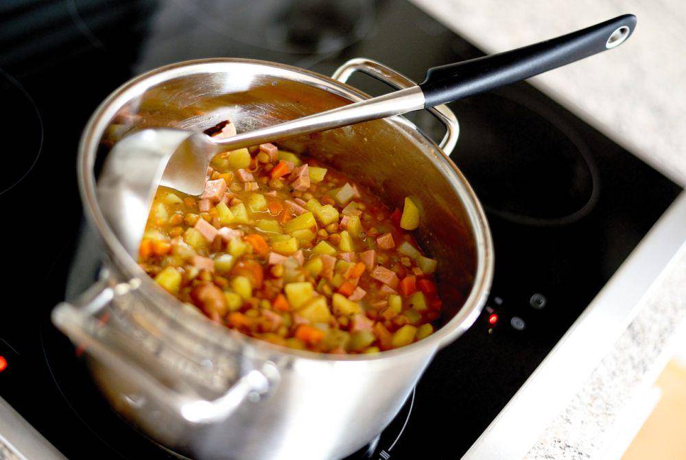 ilustrasi memasak sup (pixabay.com/congerdesign)