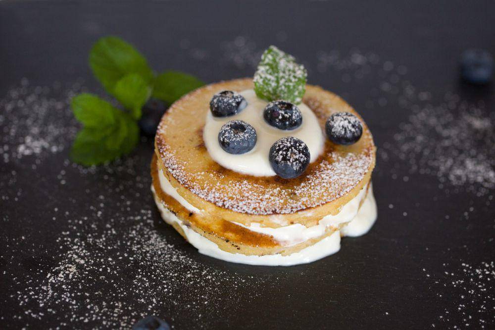 ilustrasi pancake pisang blueberry (pixabay.com/Einladung_zum_Essen)