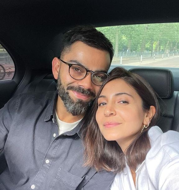10 Potret Bukti Bucinnya Virat Kohli pada Anushka Sharma