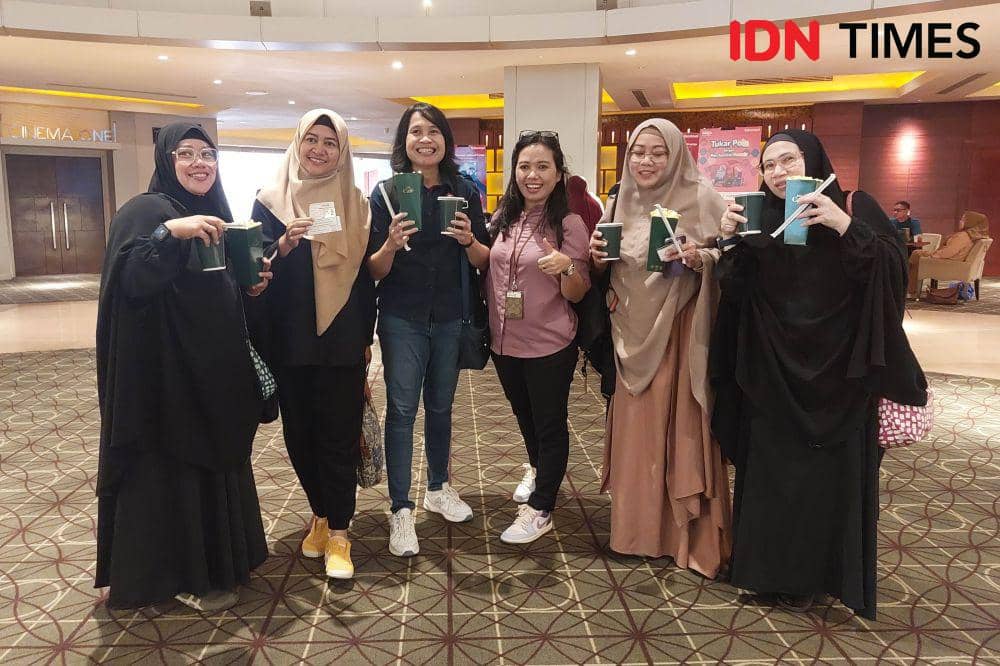 Tak hanya nonton gratis, pelanggan yang ikut nobar juga mendapatkan snack dan minuman. (IDN Times/Fatmawati)
