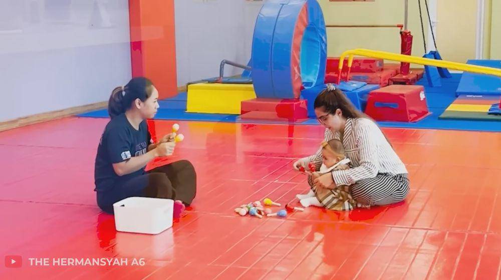 potret Azura hari pertama sekolah (youtube.com/thehermansyaha6world)