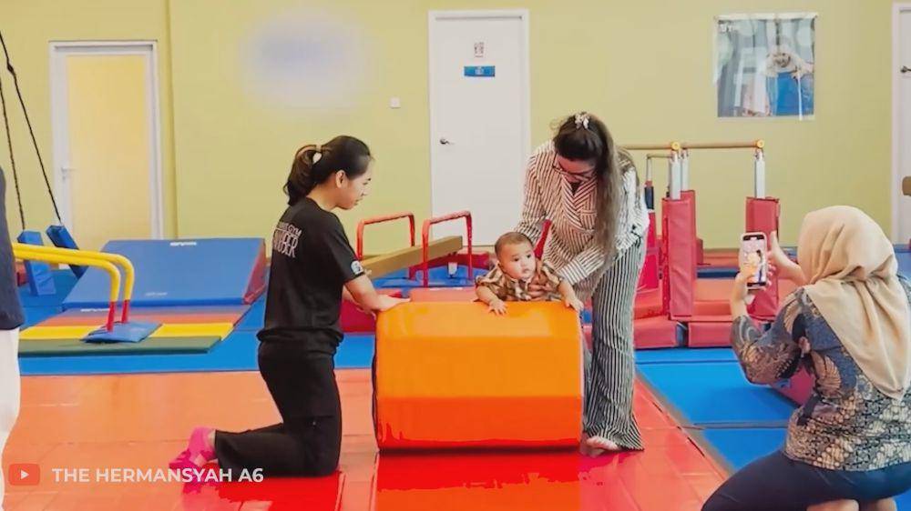 potret Azura hari pertama sekolah (youtube.com/thehermansyaha6world)