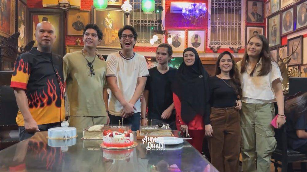 potret ulang tahun El Rumi (youtube.com/ahmaddhanidalamberita)