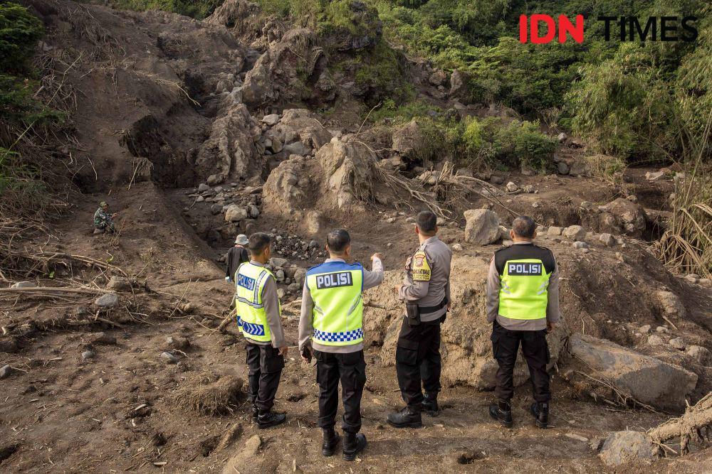 [Foto] Proses Peledakan Batu di Aliran Sungai Gunung Marapi