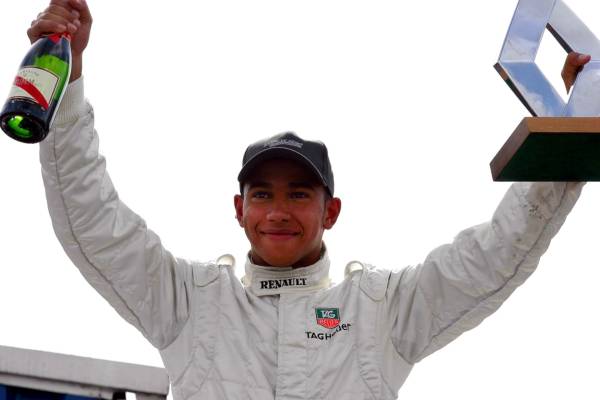 Lewis Hamilton saat bergabung dengan Renault (Capilitan/Sutton via formula1.com)