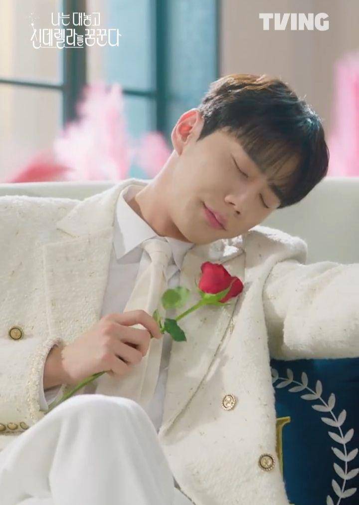 Lee Jun Young di drama Dreaming of Cinde Fxxxing Rella (instagram.com/tving.official)