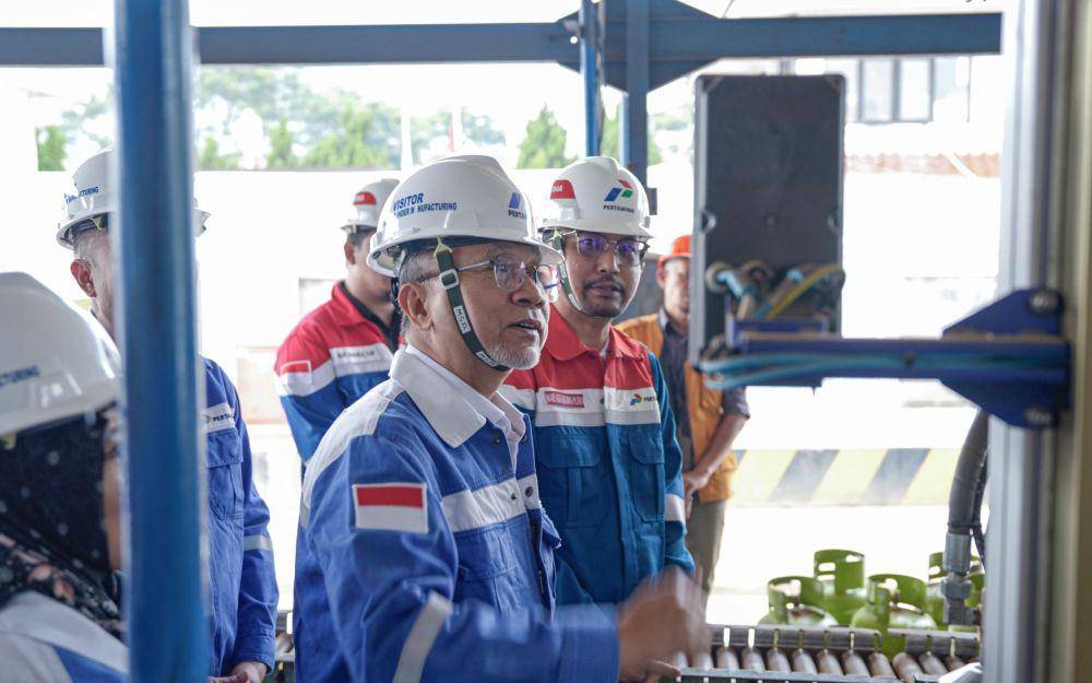 Menteri Perdagangan (Mendag) Zulkifli Hasan mengapresiasi langkah Pertamina Patra Niaga yang bergerak cepat melakukan pengawasan di Stasiun Pengisian Bulk Elpiji (SPBE) yang mengisi LPG 3 kilogram (kg). (Dok. Pertamina)