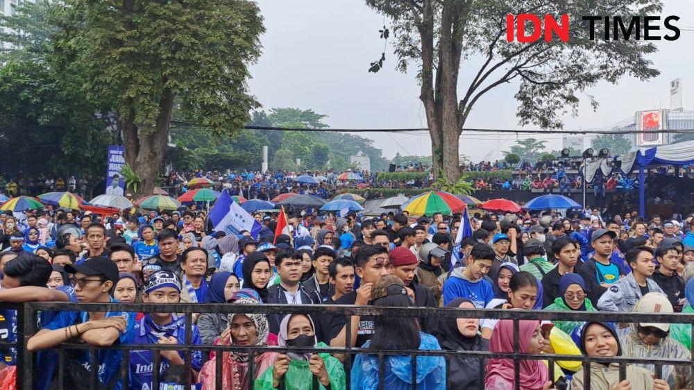 Menunggu Kedatangan Pemain Persib, Bobotoh Penuhi Gedung Sate
