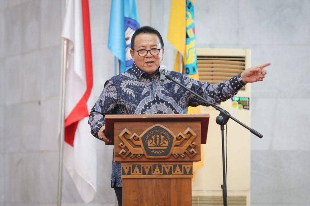 Penyerahan simbolis sertifikat lahan 150 Ha dari Pemprov Lampung ke Unila. (Dok. Pemprov Lampung).