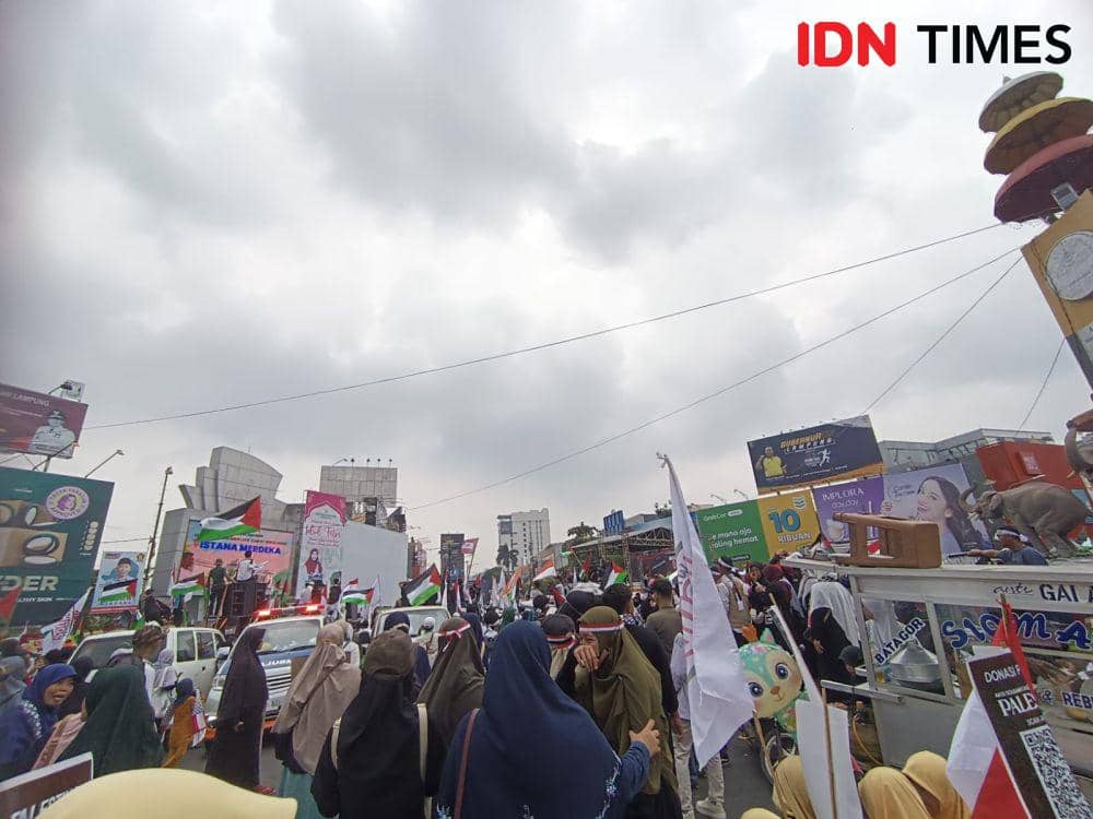 Aliansi Lampung Bersama Palestina menggelar aksi solidaritas menyuarakan 12 pernyataan sikap di Tugu Adipura, Kota Bandar Lampung, Sabtu (1/6/2024).