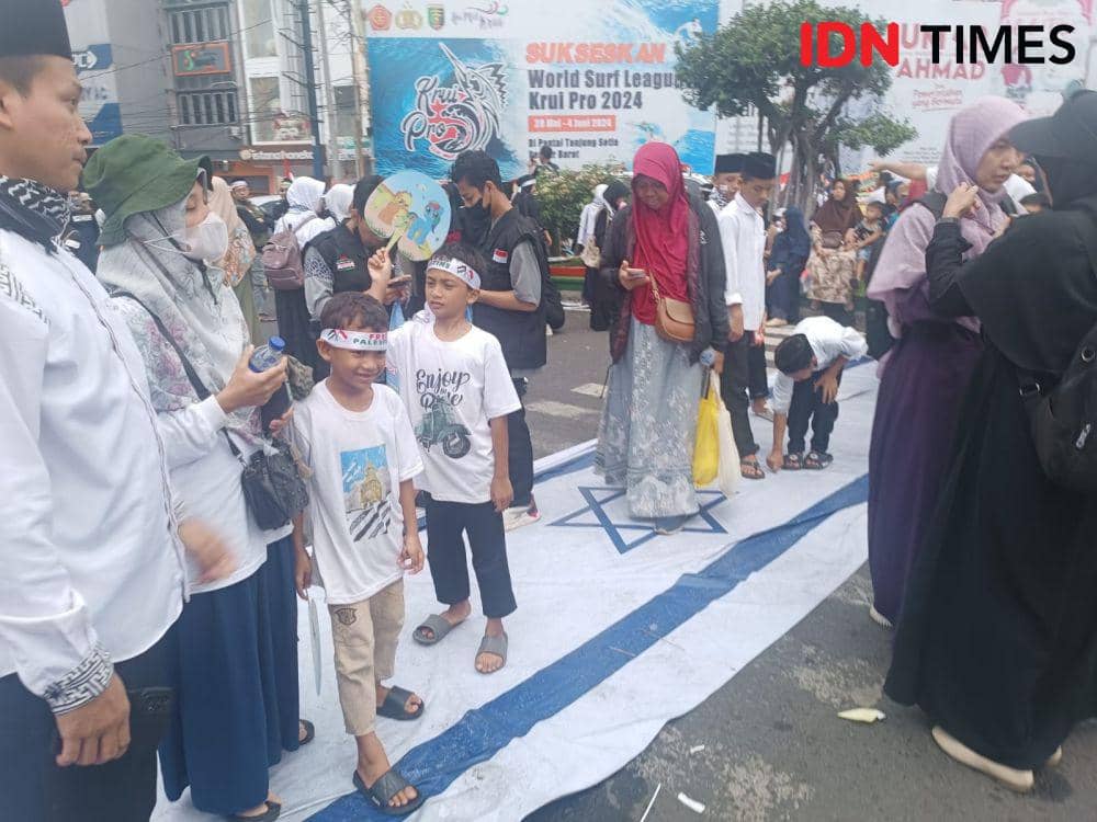 Aliansi Lampung Bersama Palestina menggelar aksi solidaritas menyuarakan 12 pernyataan sikap di Tugu Adipura, Kota Bandar Lampung, Sabtu (1/6/2024).