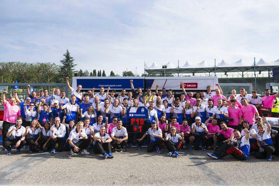 Kru RB merayakan kesuksesan Yuki Tsunoda meraih satu poin di GP Emilia Romagna 2024. (formula1.com)