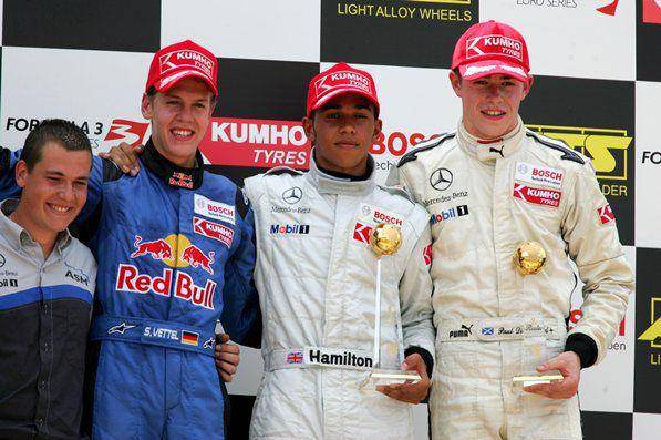 Lewis Hamilton (kedua dari kanan) di Seri F3 Euro 2005 pada 16 Juli 2005 (formula1.com)